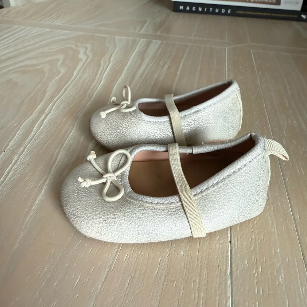 Old Navy|FREE w kids purchase,Stylish baby girl Shoes Set - Cream and Gold•0-6M
